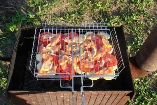 Шашлык из рыбы на гриле. Какую рыбу выбрать и как приготовить рыбный шашлык шаг 6