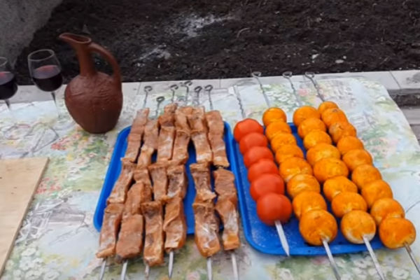 Шашлык из рыбы на гриле. Какую рыбу выбрать и как приготовить рыбный шашлык шаг 9