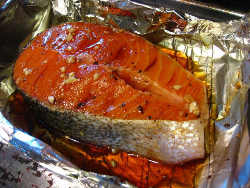 Изысканный лосось, маринованный в вине и имбире - блюдо с пикантным вкусом, которое нельзя не попробовать