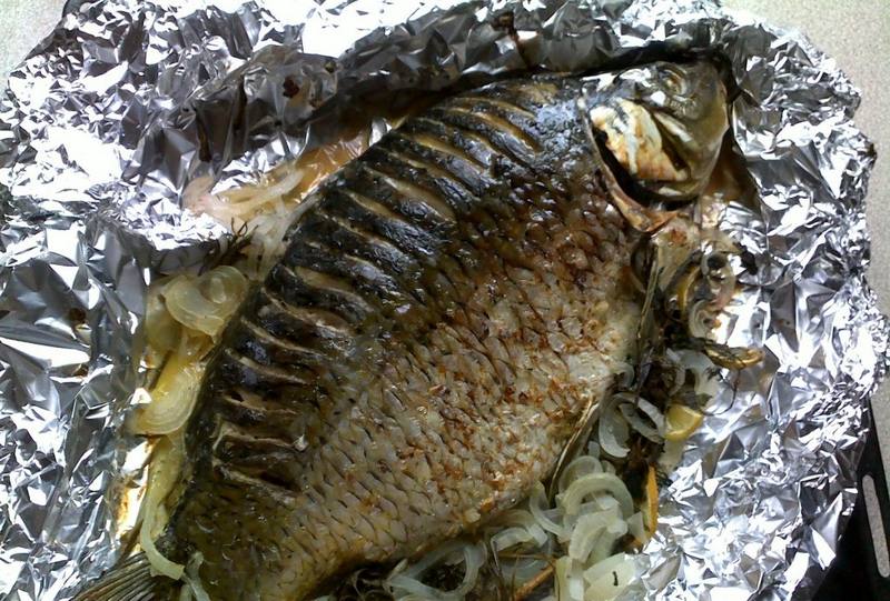 Карп с маслом и чесноком, запеченный в фольге - отличное блюдо для обеда, ужина и пикников на природе