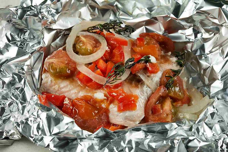 Лосось с луком и помидорами - восхитительное лакомство, которое очень легко приготовить, оно легкое, питательное и сытное